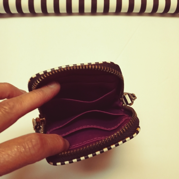 ❤️Henri Bendel Striped and Slim Credit Card and Money Wrislet❤️ - Picture 6 of 9